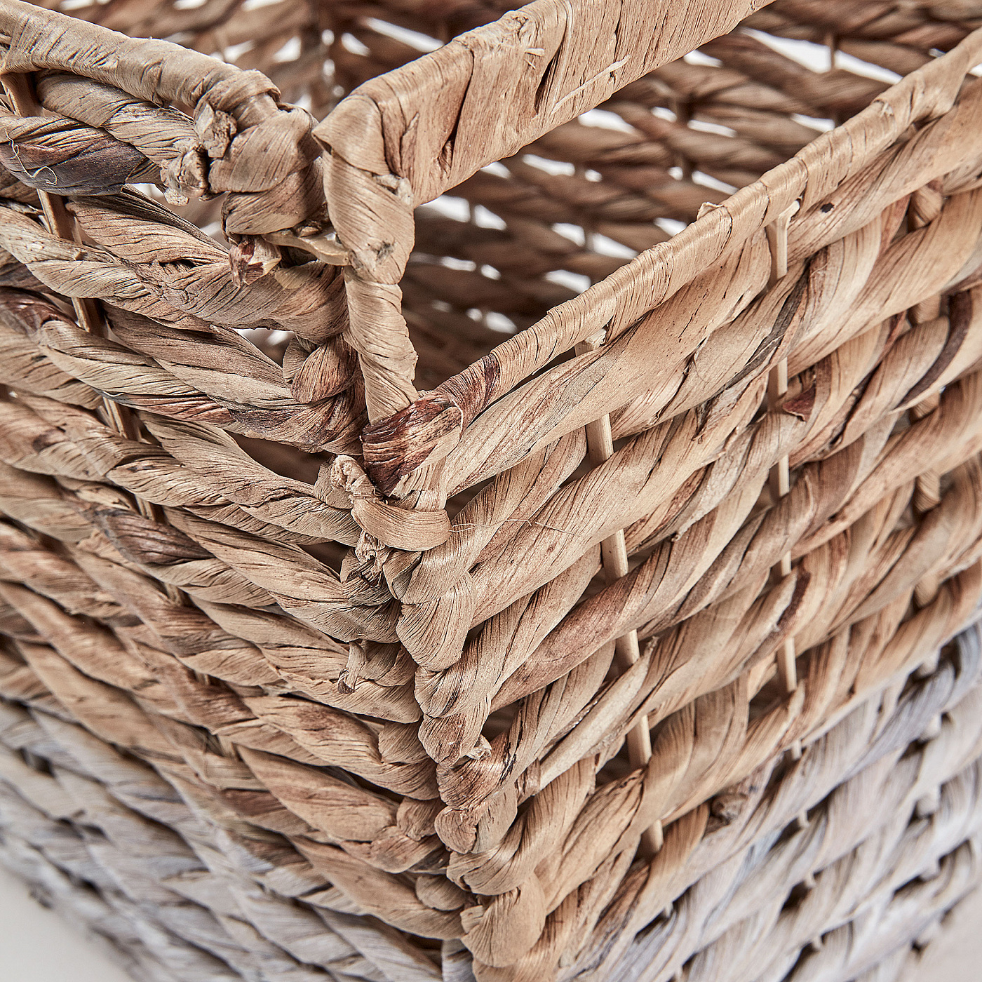 048628 Плетеная корзина Woody натуральный/белый La Forma Words - Вид №1