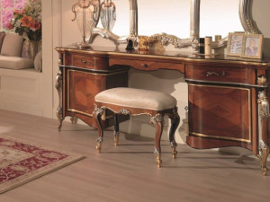 Низкий деревянный стул с мягким сиденьем