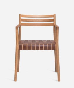 Деревянный стул с подлокотниками и сиденьем из натуральной кожи