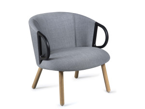 Мягкое тканевое кресло с подлокотниками и деревянной рамой