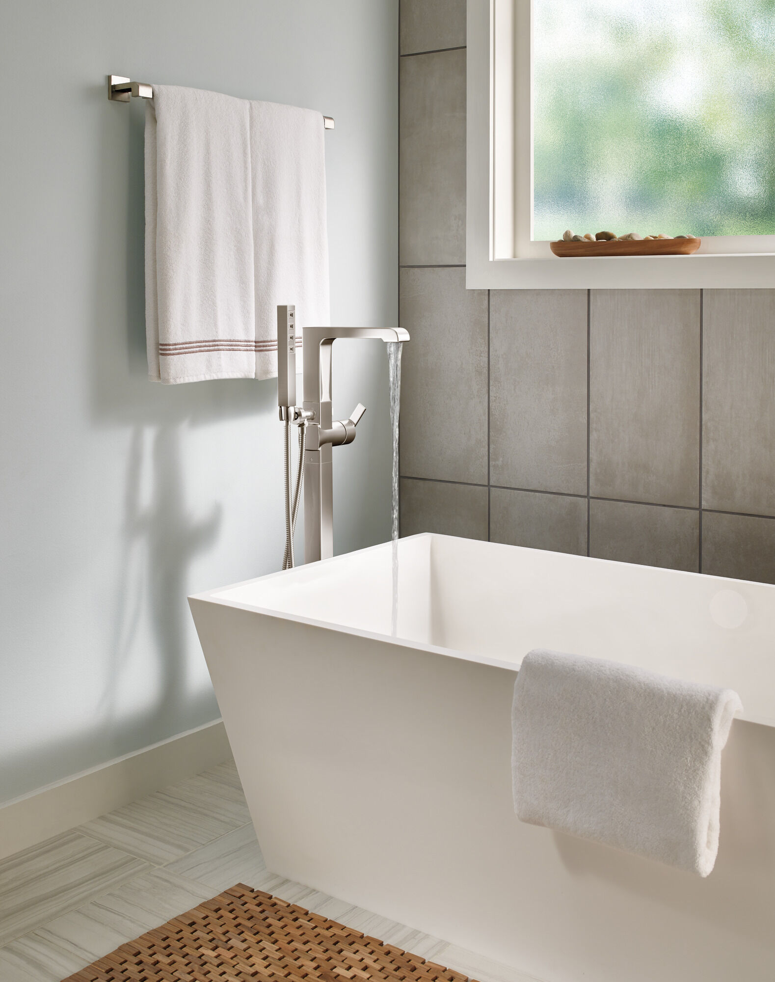 T4767-SSFL Напольная накладка для ванны с одной ручкой и ручным душем Delta Faucet Ara Нержавеющая сталь - Вид №4