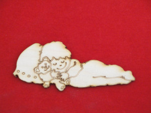 12311 Заготовка для декорирования Деревянная заготовка магнит СК СПЯЩИЙ РЕБЕНОК Размер: 10.2х4.3см Полноцвет