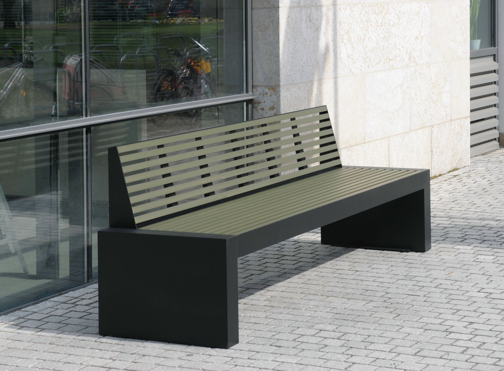 Скамейка из нержавеющей стали и ПЭТ со спинкой BENKERT BANKE Comfony ARCH-00024091