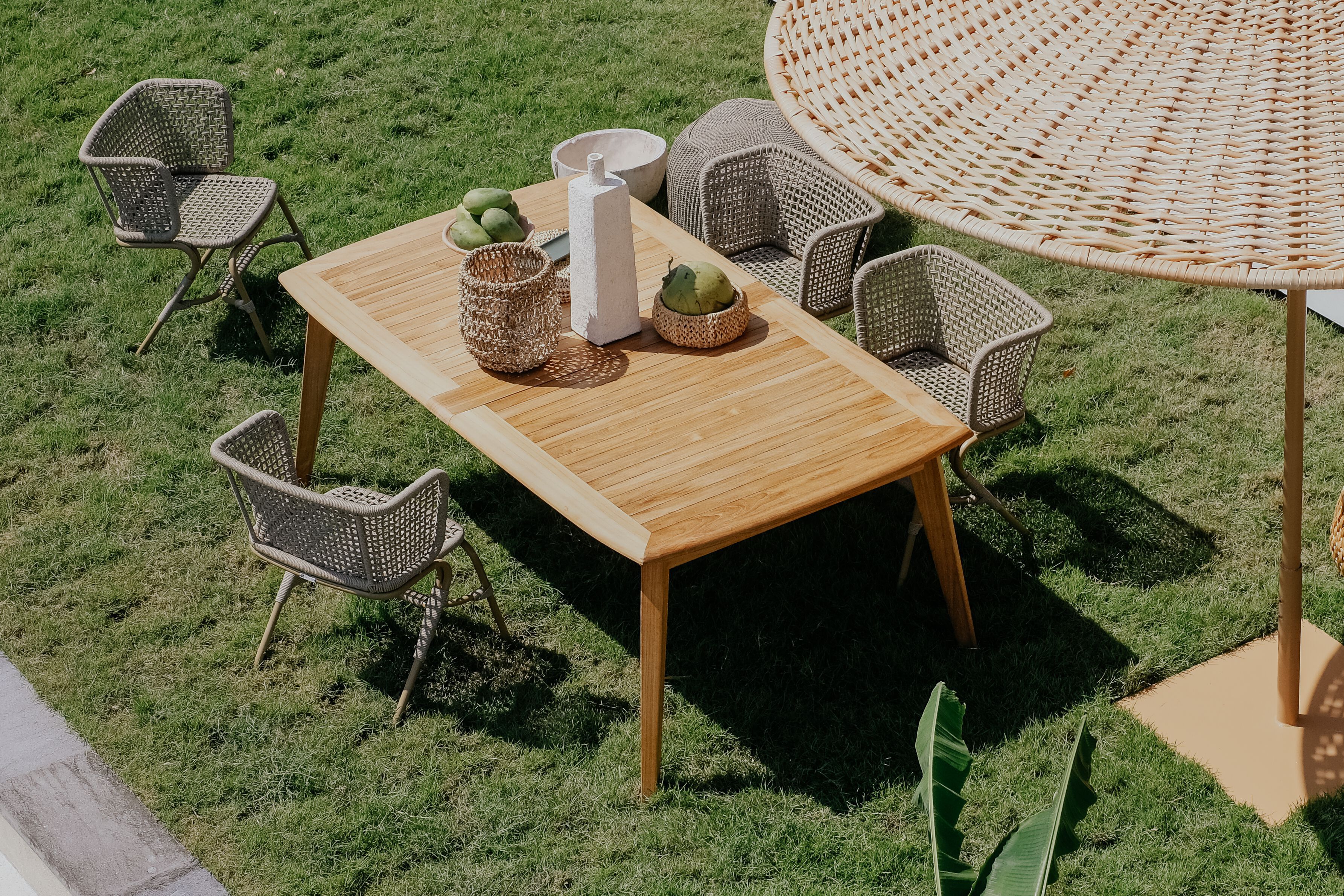 Прямоугольный садовый стол из тикового дерева cbdesign Continuum ARCH-00146578 - Вид №1