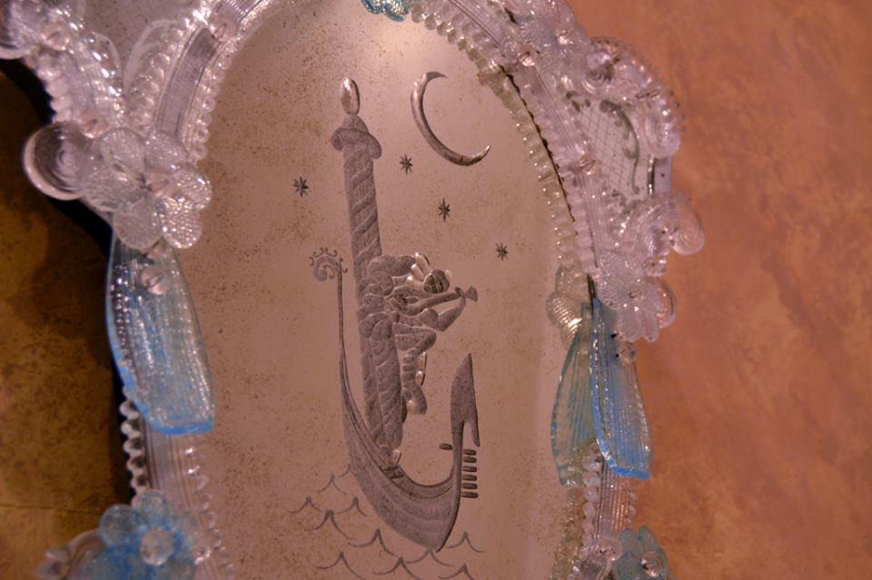 1009 ORIGINALMURANOGLASS Венецианское зеркало с венецианским персонажем Cimiero Bricola - муранское стекло OMG  см  - Вид №1