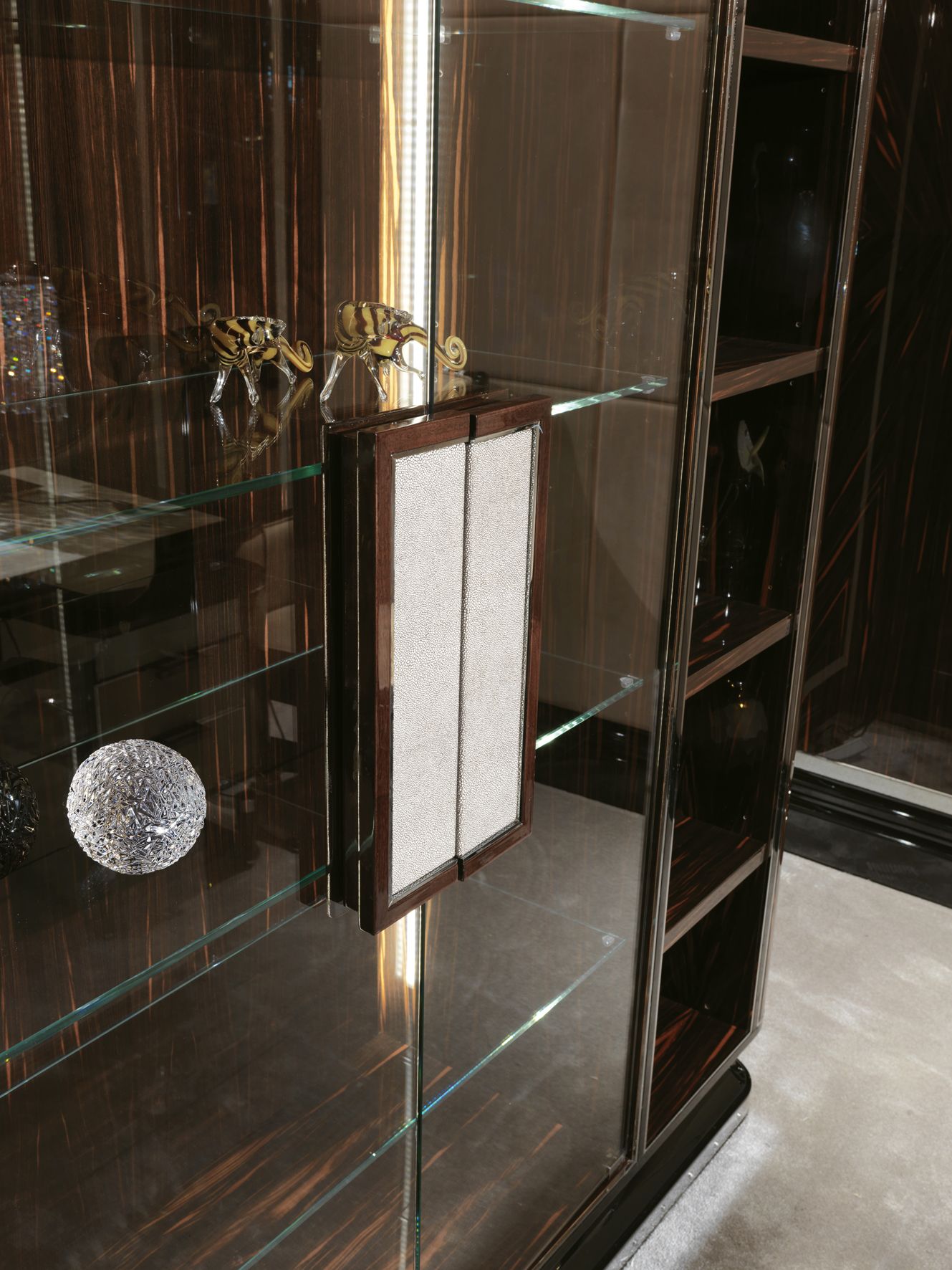 Книжный шкаф из черного дерева и стекла Bellotti Ezio The Majestic ARCH-00122946 - Вид №2