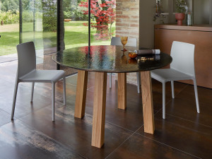 Круглый стол из фаянса и дуба