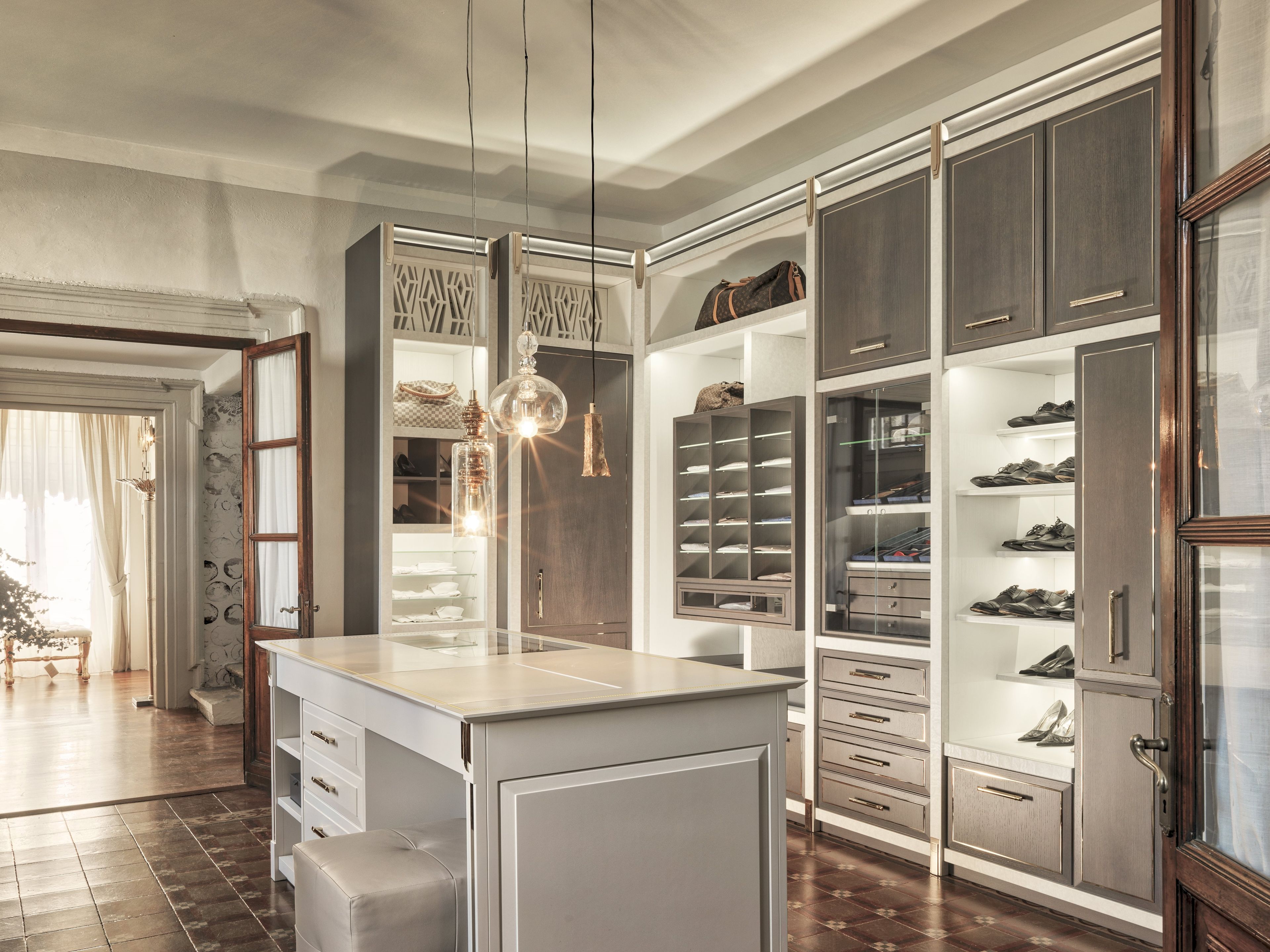 Шкаф из дуба со встроенным освещением на заказ Martini Interiors сущность ARCH-00105014