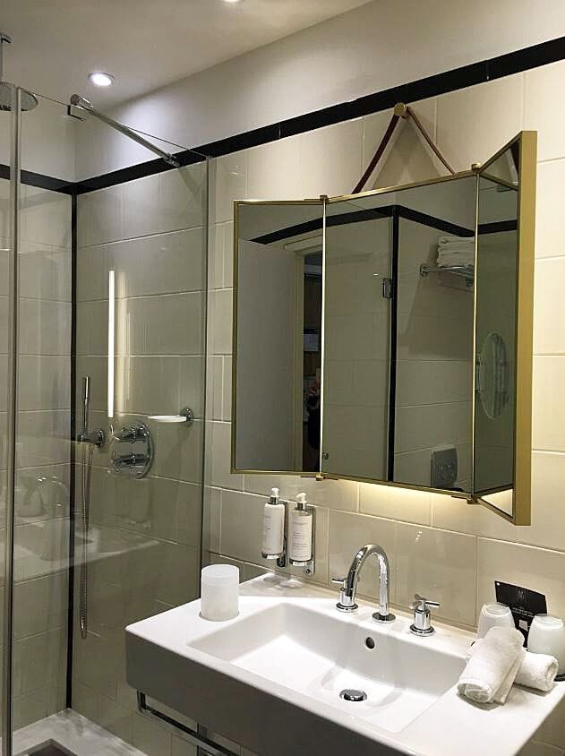 Настенное зеркало для ванной комнаты с рамкой Spekkio Tris LED ARCH-00018942