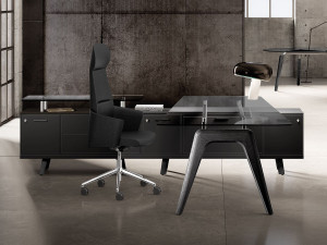 Прямоугольный стеклянный стол со встроенной полкой