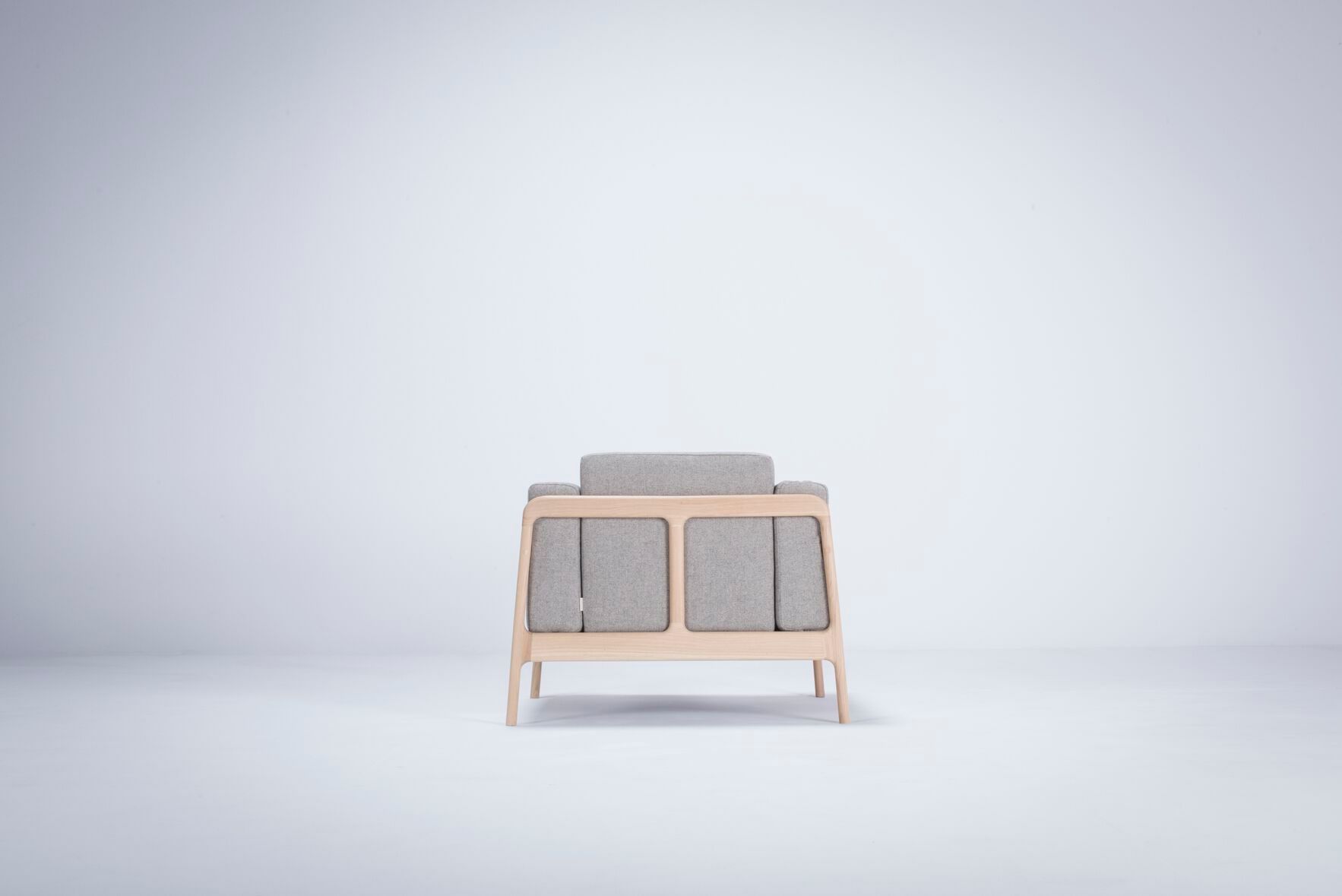 Тканевое кресло с подлокотниками Gazzda Fawn ARCH-00142631