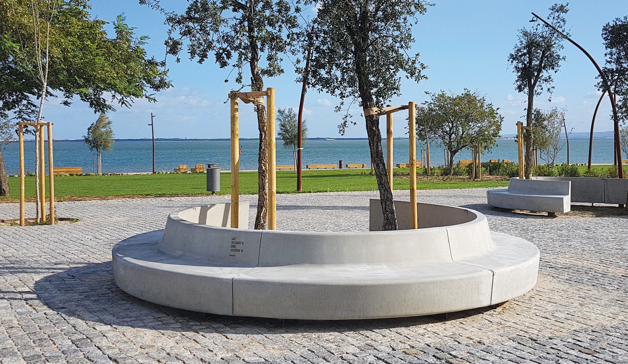 Изогнутая бетонная скамья без спинки amop Tejo ARCH-00066471 - Вид №2