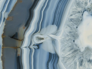 Столешница из керамогранита с мраморным эффектом