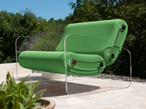 Кресло из ПММА и ткани с подлокотниками