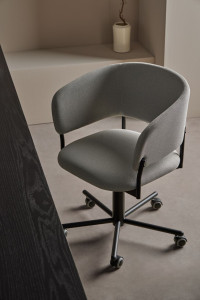 Тканевый мягкий стул с колесами с подлокотниками