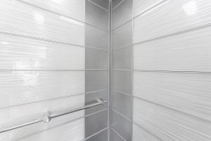 FSRT719 Интерьер лифта Levele-103 с захватывающими панелями из стекла vivigraphix graphica с прослойкой cairo в белом цвете и стандартной отделкой, нержавеющая сталь с отделкой из морского камня и эко-травлением из морских водорослей; поручень компаса в г