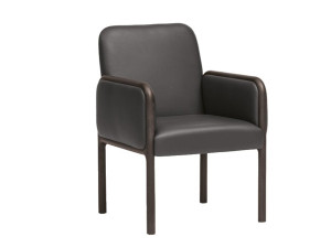 Кожаное кресло с подлокотниками