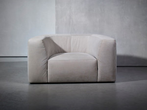 Кресло с подлокотниками