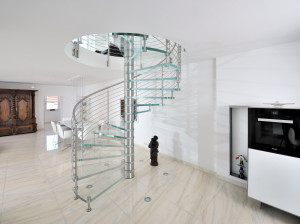 Винтовая лестница из стали и стекла