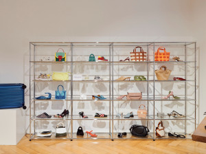 Секционный книжный шкаф из стали и стекла