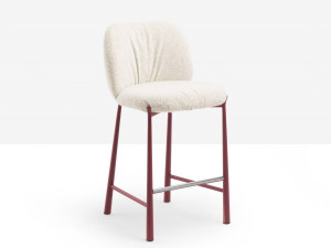 Мягкий стул с подставкой для ног