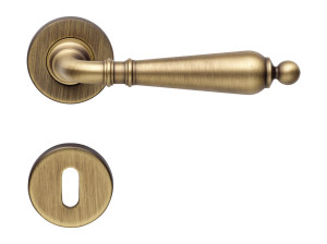 Классическая латунная ручка на розетке с насадкой