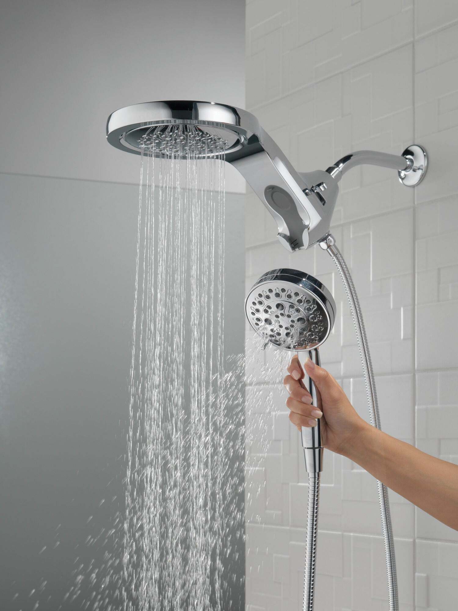 58680-PN HydroRain® H2Okinetic® 5-регулировочная душевая лейка два в одном Delta Faucet Universal Showering Полированный никель  - Вид №10