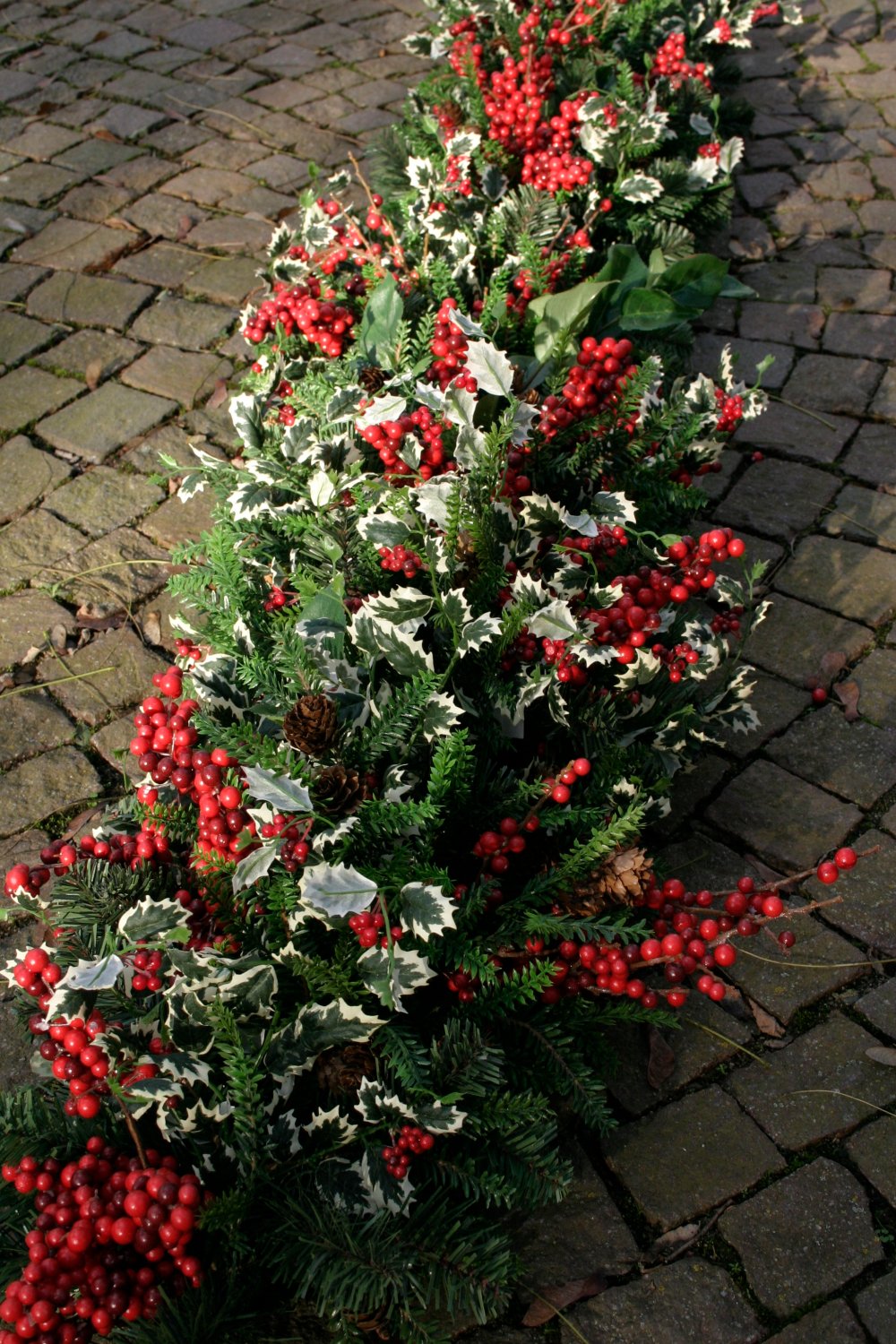 1392 844 a3 Гирлянда искусственная 'Илекс / ягоды / листья лимона', 180 см, зелено-красная H-andreas  - Вид №2