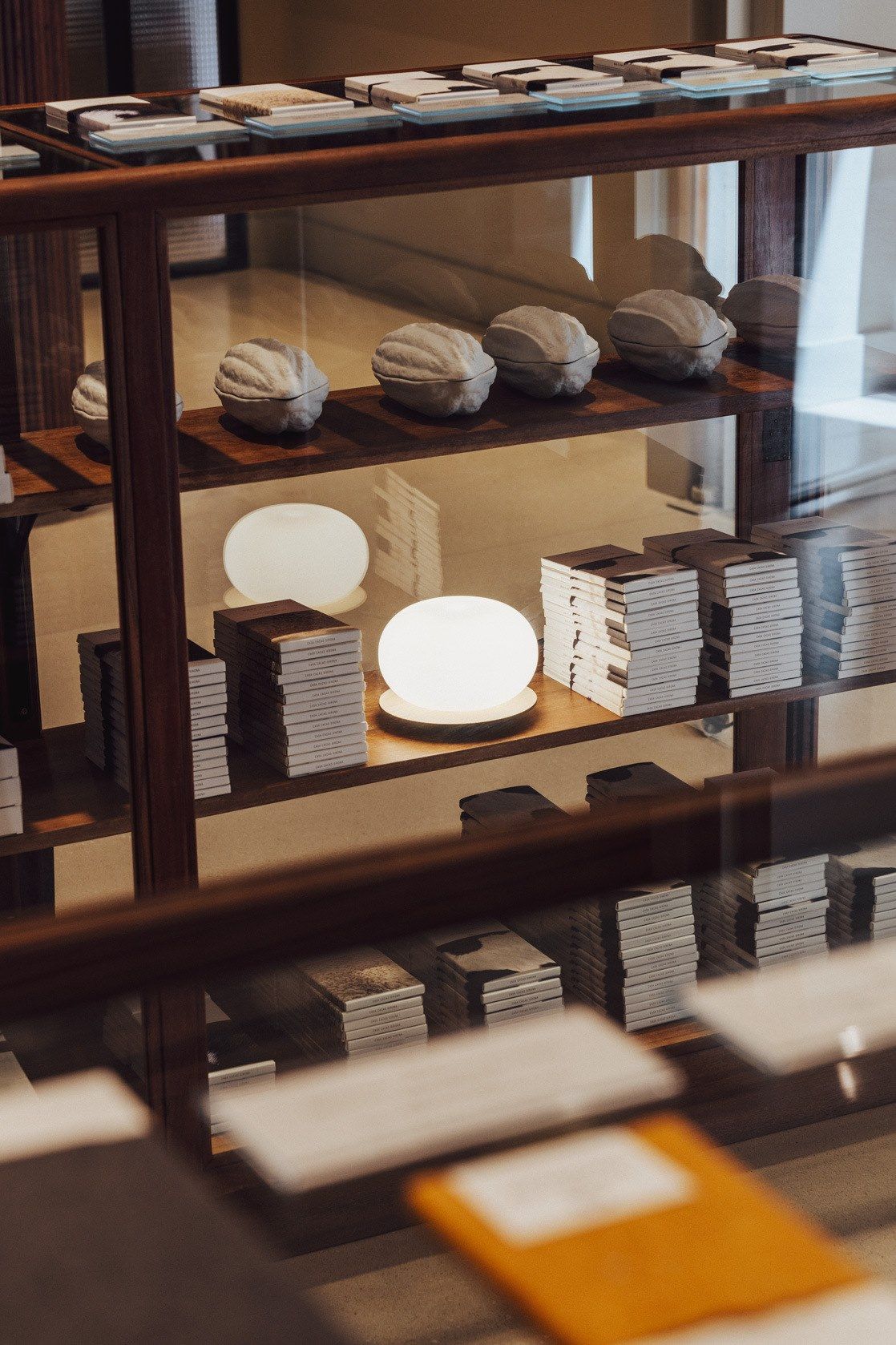 Настольная лампа из ясеня и выдувного стекла Milan Iluminacion Knock ARCH-00039338 - Вид №3