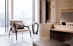 Кожаное кресло с подлокотниками