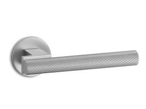 Латунная ручка на розетке