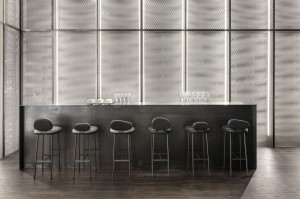 Высокий кожаный стул