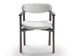 Тканевый стул с подлокотниками и деревянной рамой