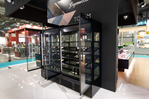 Коммерческий холодильник с подсветкой