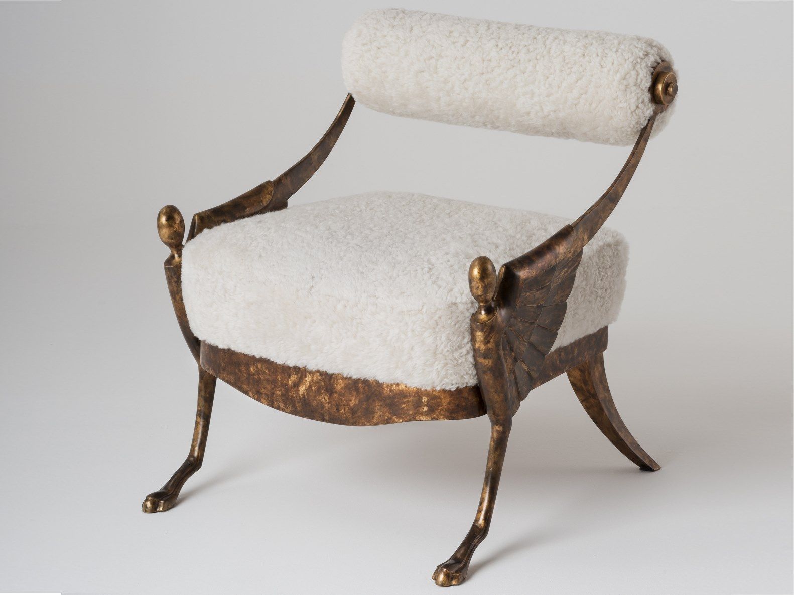 Кресло из овечьей шерсти и травленой латуни Mantellassi 1926 OVER ARCH-00076867
