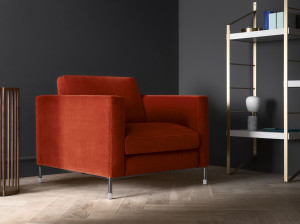 Тканевое кресло с подлокотниками