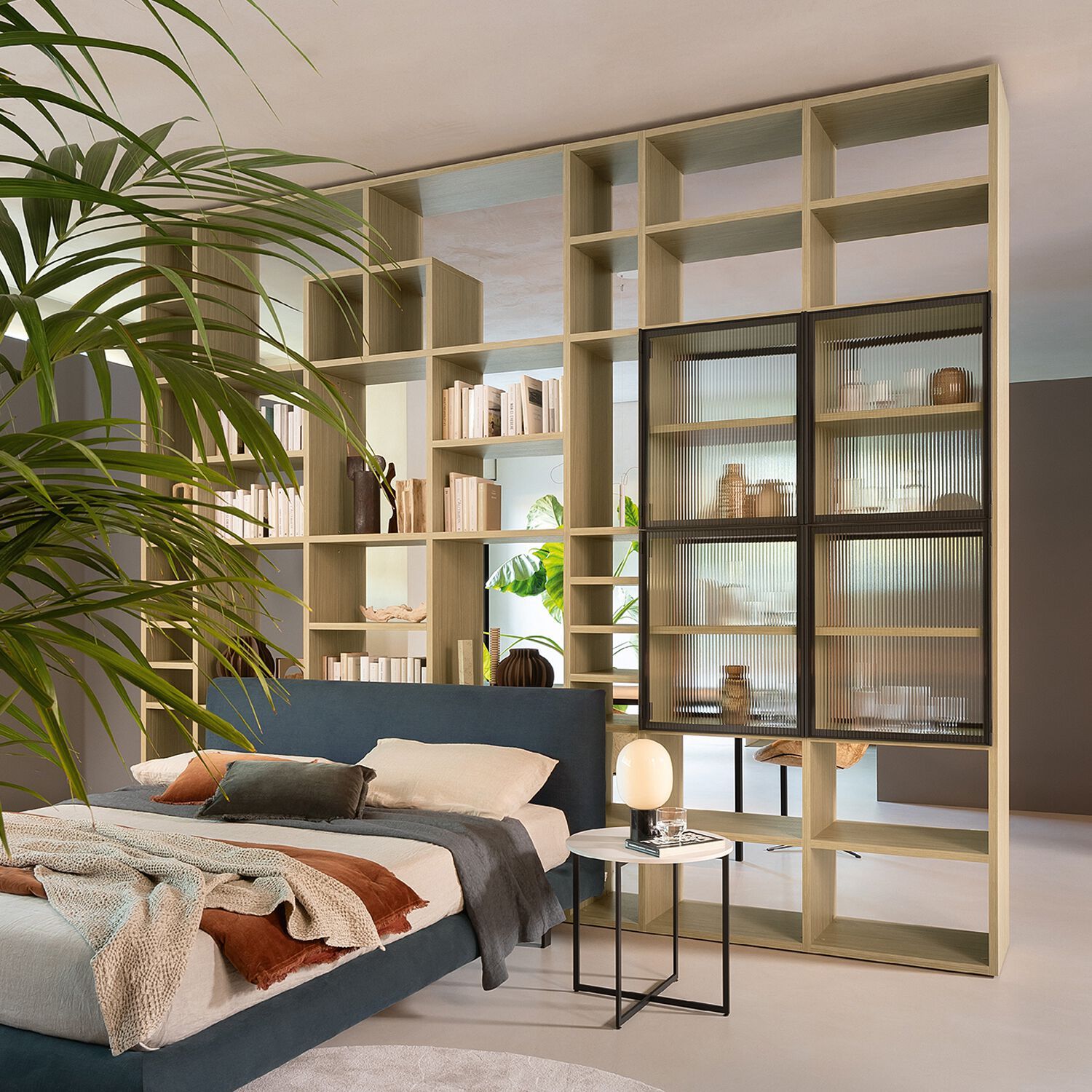 Двухсторонний книжный шкаф из дерева и стекла с креплением пол-потолок Zalf Freespace ARCH-00039199 - Вид №3