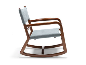 Кресло-качалка из красного дерева и ткани с подлокотниками
