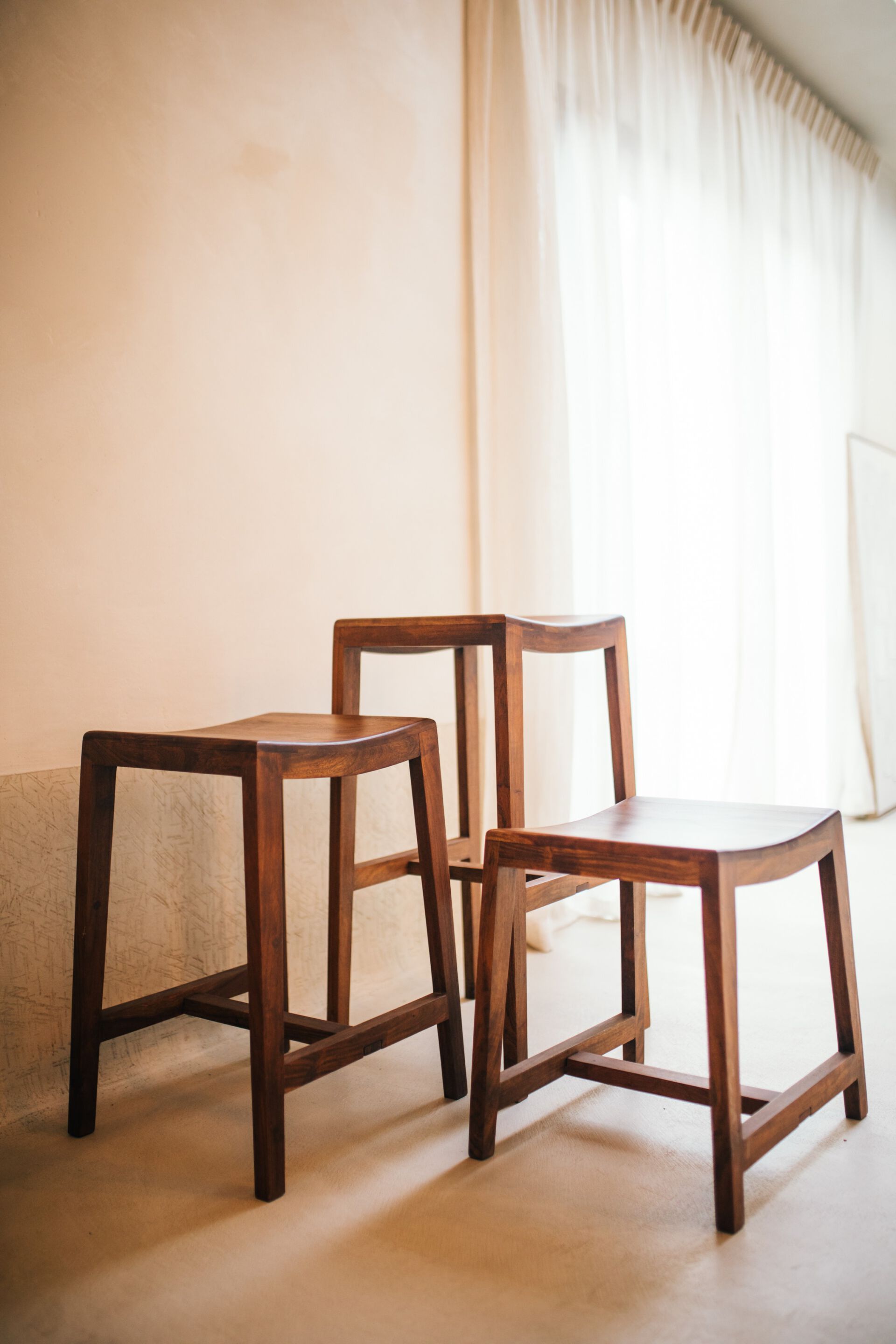 Низкий табурет из манго с подставкой для ног POMAX KENT ARCH-00117476 - Вид №6