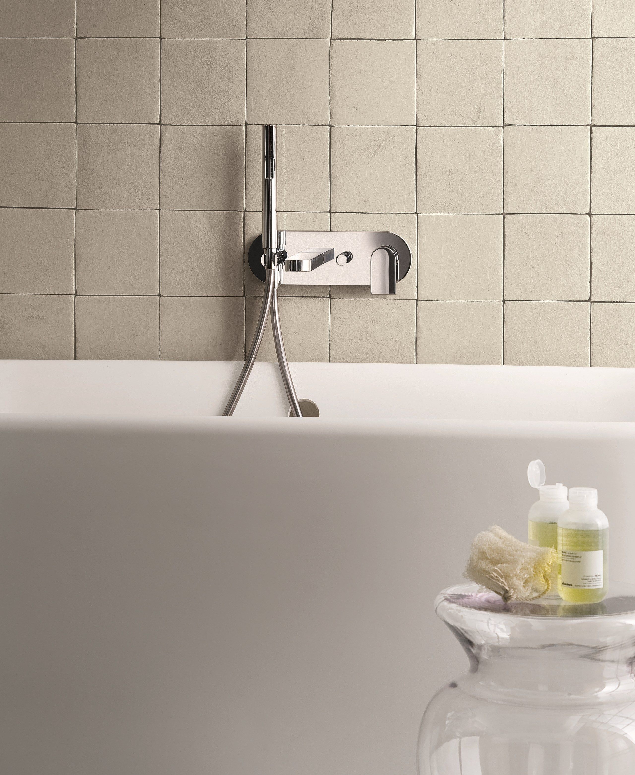 Настенный смеситель для ванны с ручным душем Fantini Rubinetti море ARCH-00128535 - Вид №1