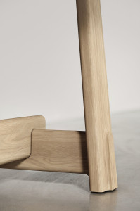 Деревянный стол