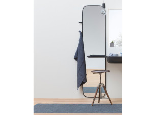 Настенное зеркало в рамке