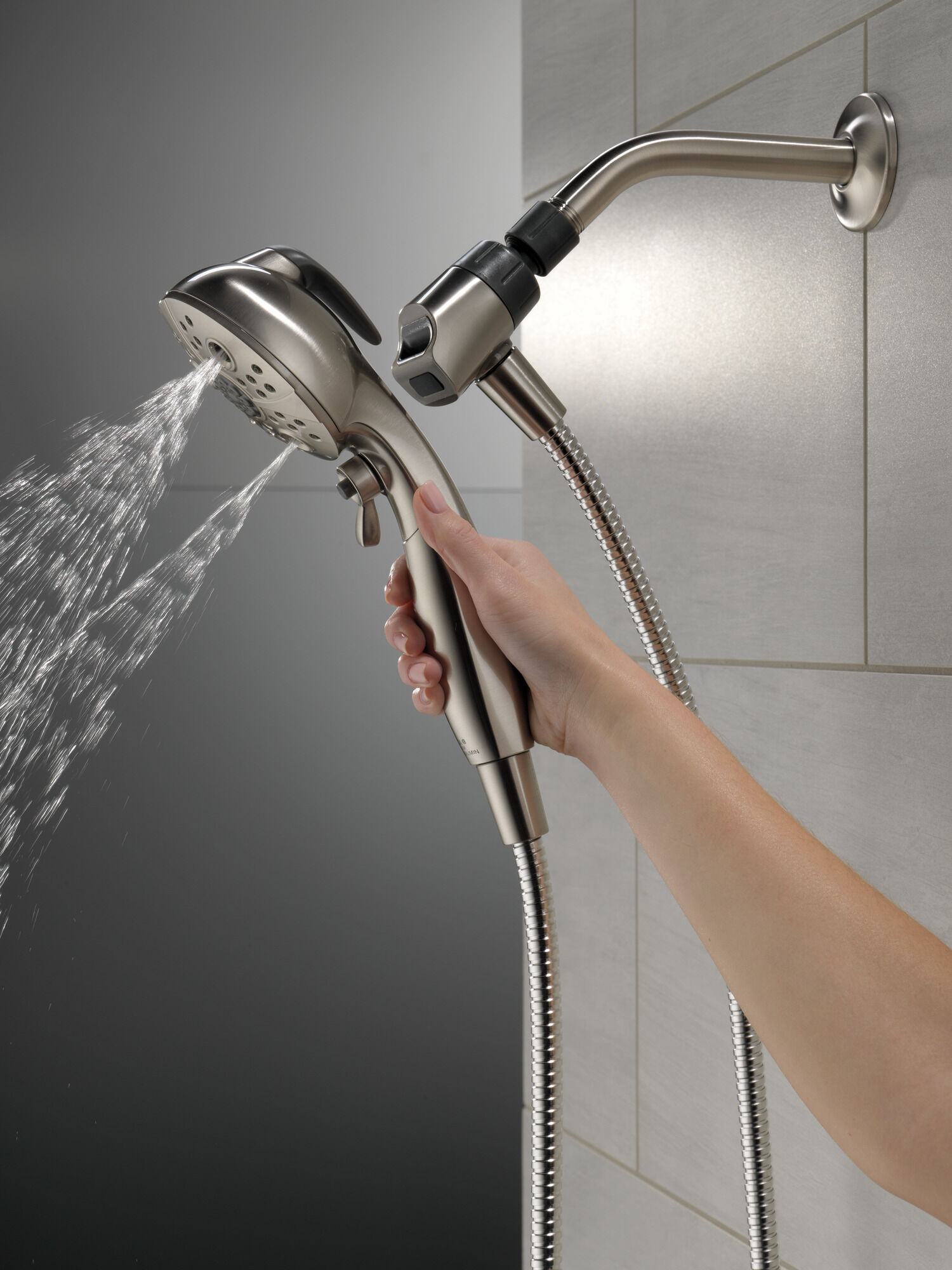 Ручной душ SureDock ™ с 5 настройками Delta Faucet 75507SN - Вид №8