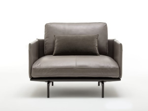 Кожаное кресло с подлокотниками