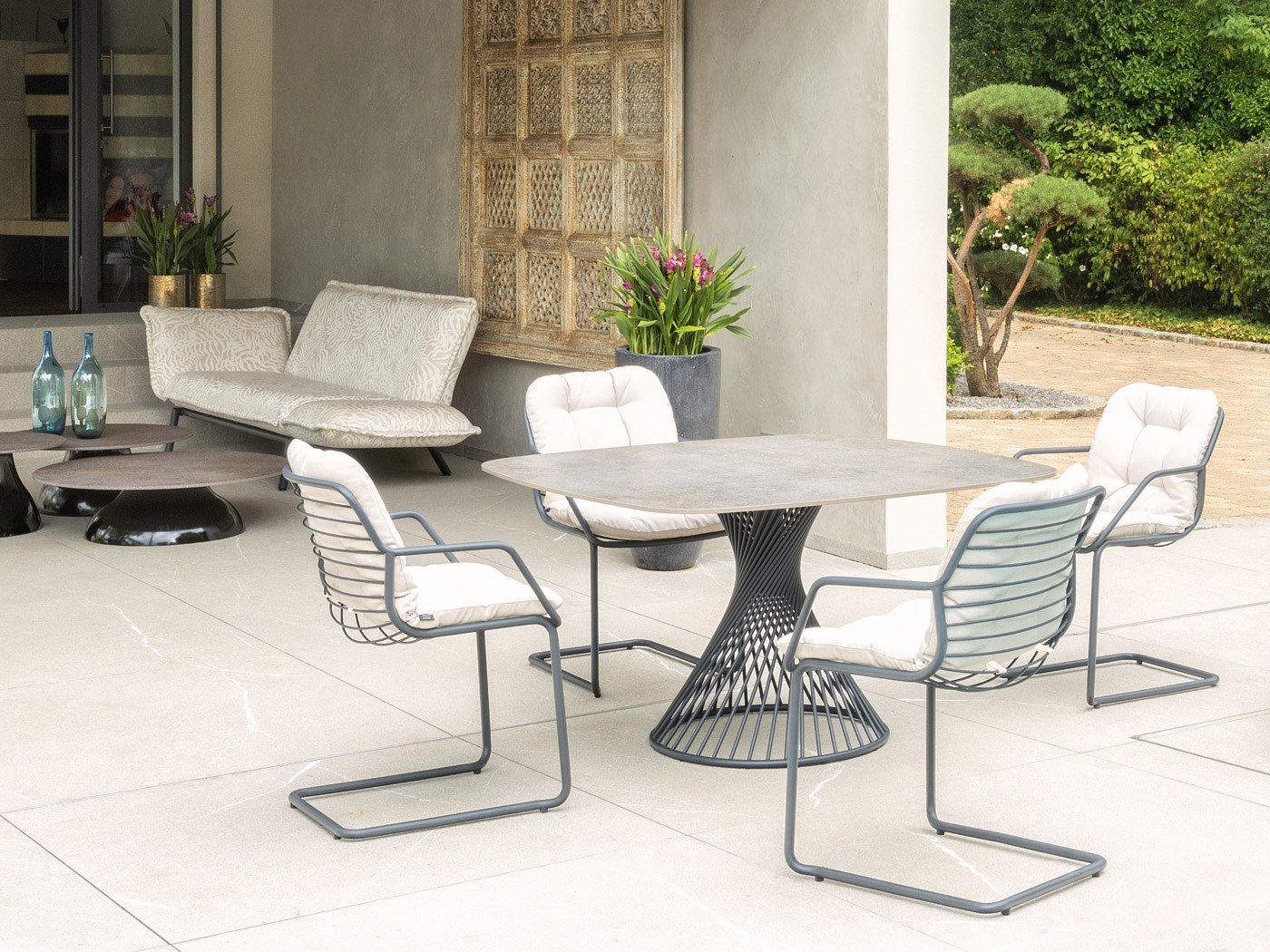 Стальной консольный штабелируемый стул с подлокотниками FISCHER MÖBEL Claris ARCH-00087177 - Вид №1