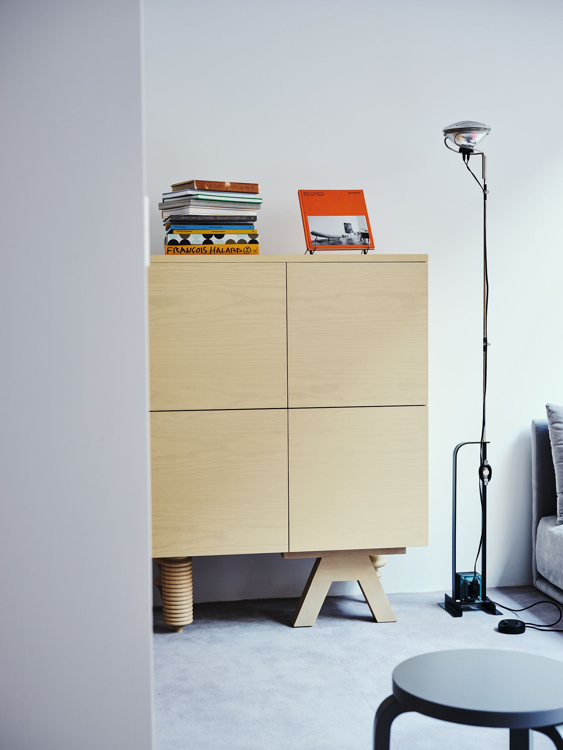 Шкаф из шпона ясеня с распашными дверцами BD Barcelona Multileg ARCH-00079400 - Вид №5