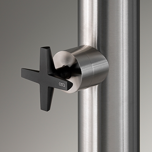 Свободно стоящий душ на открытом воздухе в AISI 316L из нержавеющей стали. Выход диск с дождевой струей в Delrin® черных матовый, контролируется прогрессивным смесителем сбора креста в черном алмазе матовой  BLD02 CEADESIGN  - Вид №4