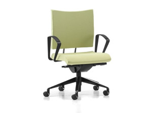 Офисное кресло из ткани с колесами и подлокотниками с 5 спицами