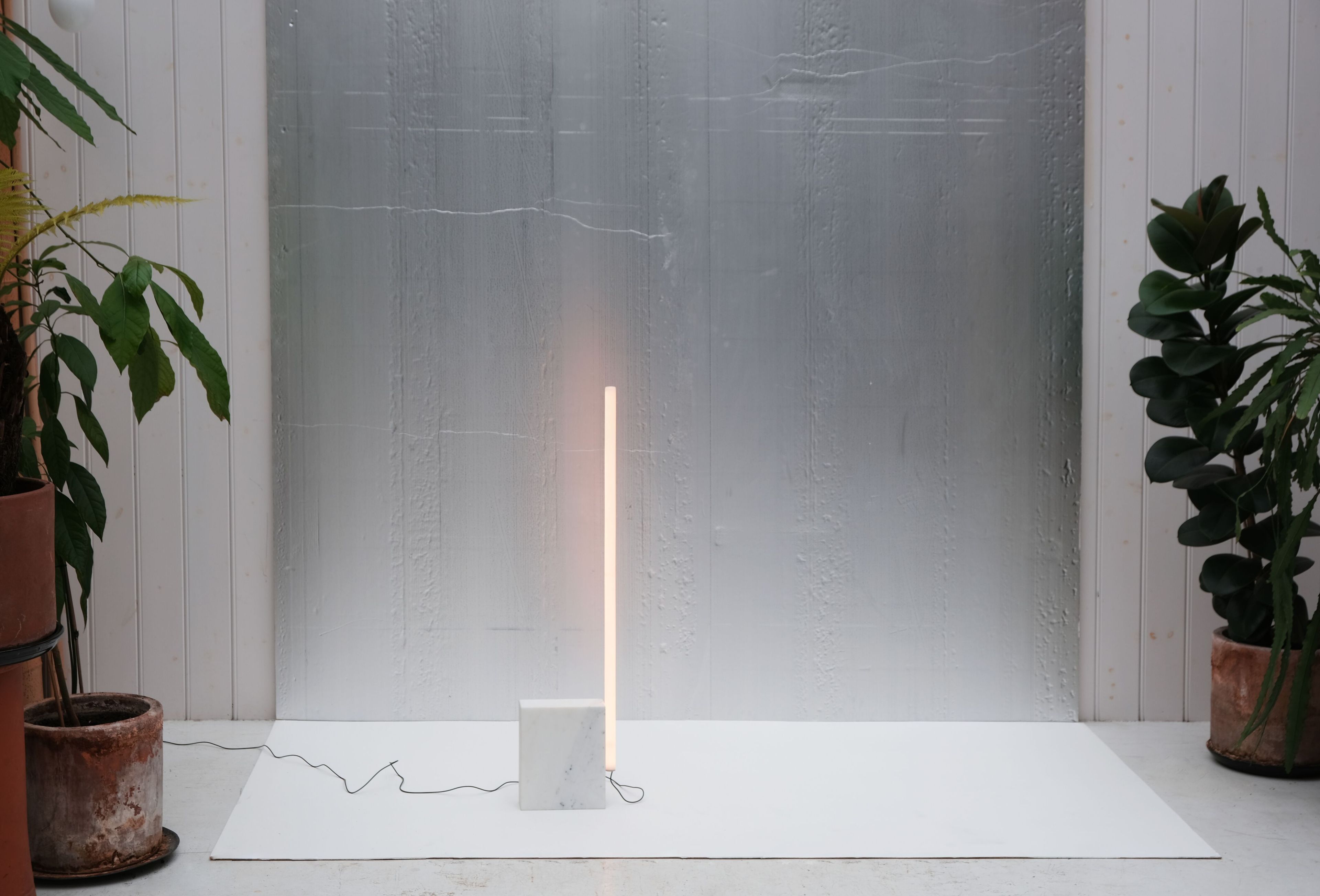 Светодиодный торшер из боросиликатного стекла и каррарского мрамора Michael Anastassiades RELAY 1 ARCH-00013350