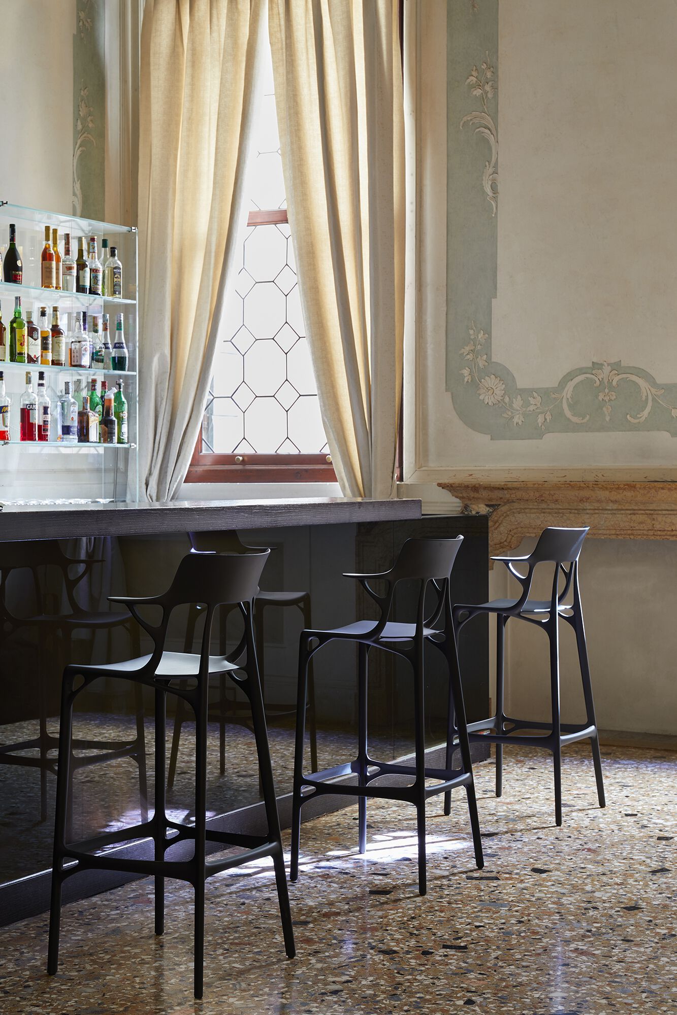 Высокий стул из переработанного инженерного пластика для сада со спинкой Kartell A. I ARCH-00056063 - Вид №2